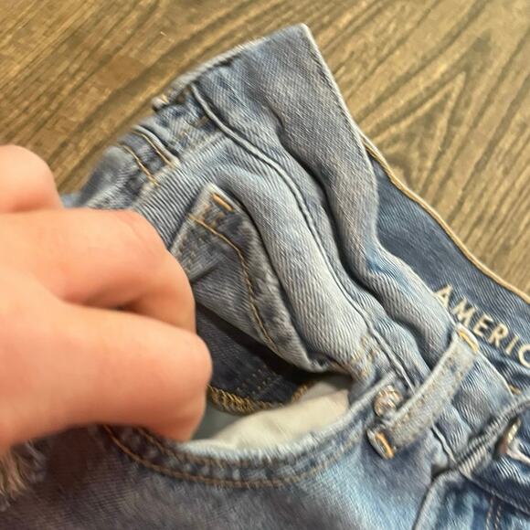 American Eagle Mom Jeans High Rise Distressed Denim Medium Wash Blue Size 6 - Picture 5 of 12